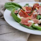 Salade de figues chèvre jambon cru