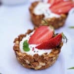 Pour le dessert, j'ai fait des coupelles de muesli fraises & chantilly