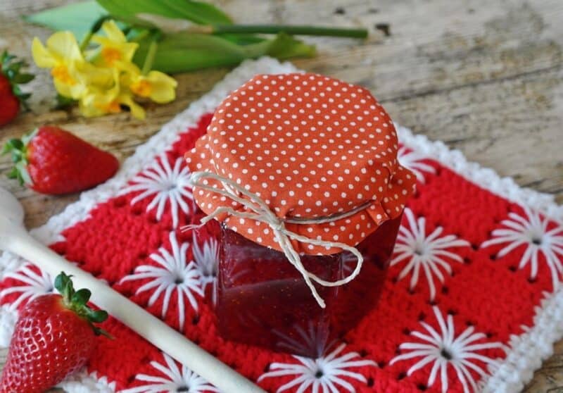 Comment transformer des fraises et de la rhubarbe en une confiture maison