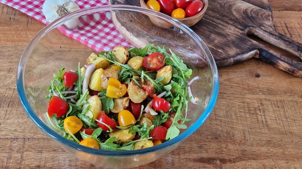 Recette de salade de pommes de terre grenaille avec des tomates cerises