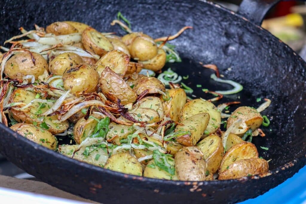 Pommes de terre grenaille sautées à la poêle ail et persil